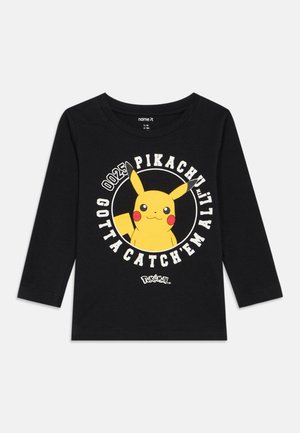 Maglietta nera a maniche lunghe con un grafico giallo di Pikachu e il testo "0025" e "Gotta Catch 'Em All!" in bianco intorno. Materiale in morbido cotone.