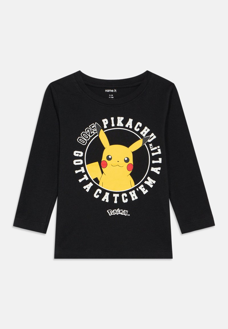 T-shirt preta de manga longa com um gráfico amarelo do Pikachu, com o texto "0025" e "Gotta Catch 'Em All!" em branco à sua volta. Material de algodão suave.