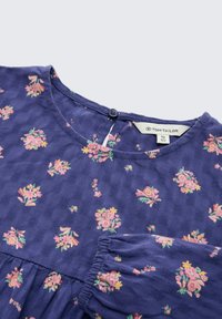 Marineblaues Kleid mit kleinen Blumenmustern in Pink und Grün. Verfügt über einen strukturierten Stoff, einen runden Ausschnitt und einen Knopfverschluss im Rücken.