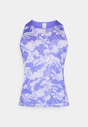 Lila Sport-Top mit wirbelndem weißem Muster, aus leichtem, atmungsaktivem Stoff. Rundhalsausschnitt mit verstärkten Nähten.