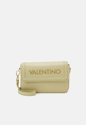Borsa a tracolla sintetica verde chiaro con logo "VALENTINO" dorato, design piatto, chiusura a pattina e tracolla removibile per versatilità.