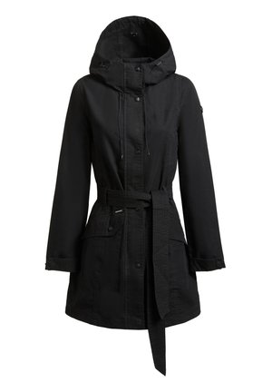 Czarna, średniej długości kurtka z kapturem, zapinana na guziki z przodu, z regulowanym paskiem, dwoma klapowymi kieszeniami i długimi rękawami.