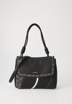 Sac à main en cuir noir avec une forme structurée, doté d'un rabat pliant, de clous décoratifs en argent et d'une bande d'accent blanche. Comprend deux poignées.
