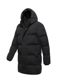 Melns polsterēts mētelis ar augstu apakšējo daļu un kapuci, ar rāvējslēdzēja aizdari, divām sānu kabatām un elastīgām piedurknēm. Gluda tekstūra.