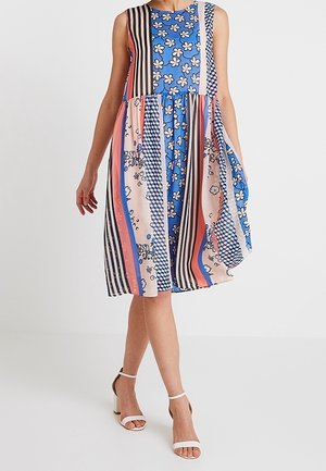Robe sans manches bleu et rose avec des motifs floraux et rayés, jupe évasée et sections en tissu contrastant. Texture lisse et longueur au genou.