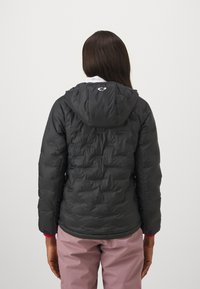 Schwarze Daunenjacke mit Kapuze, mit einem gesteppten Design und einem dezenten Logo auf dem Rücken. Leichtes Material und taillierte Silhouette.
