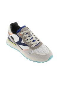 Sneaker con tomaia in rete bianca, accenti in suede grigio, dettagli blu e navy, e suola turchese; presenta lacci grigi e linguetta testurizzata.