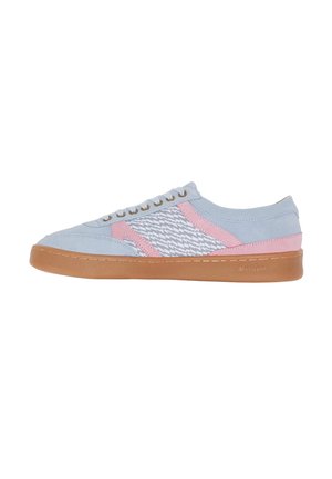 Zapatilla baja con ante azul claro, detalles en rosa, panel de tela blanca con patrón de zigzag y suela de goma.