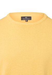 Gelber Rundhals-Pullover mit geripptem Kragen und schwarzem Nils Sundström Markenetikett im Nacken, Größe M.