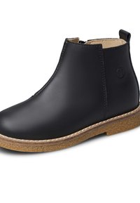 Černá kožená kotníková bota s hladkým povrchem, elastickým bočním panelem a hnědou gumovou podrážkou. Obsahuje malé logo na patě.