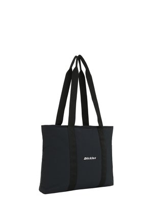 Zwarte draagtas met lange zwarte handvatten, gemaakt van duurzaam materiaal. Voorzien van een logo aan de voorkant, een gestructureerd ontwerp en een rechthoekige vorm.