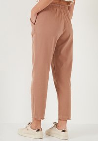 LELA REGULAR FIT - Hlače - camel