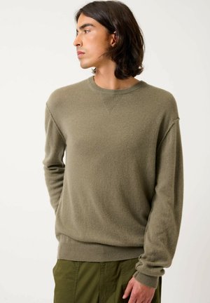 Olivengroen gebreid sweater met een ronde hals, geribbelde manchetten en een gestructureerd schouderdeel. Gemaakt van zacht, lichtgewicht materiaal.