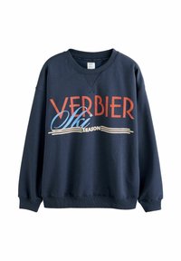 Tumesinine dressipluus ümar kaelusega, millel on kontrastsed punased ja helesinised tekstid "VERBIER Ski Season" koos triibuliste aktsentidega.