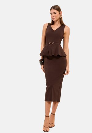 Friends Like These, REGULAR FIT - SCULPTING STRETCH BELTED PEPLUM MIDI DRESS  . - Robe fourreau - brown
