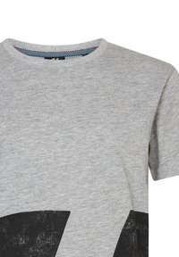 Camiseta de algodón gris con cuello redondo, presenta un gran diseño gráfico negro en el frente. Mangas cortas, textura suave.