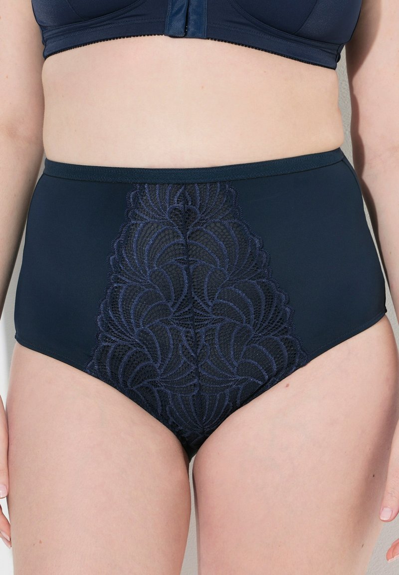 Donkerblauwe hoogsluitende slips met een sp敢el van kant in een geschulpte patroon. Glad stof, elastische tailleband en een ontwerp met volledige bedekking.