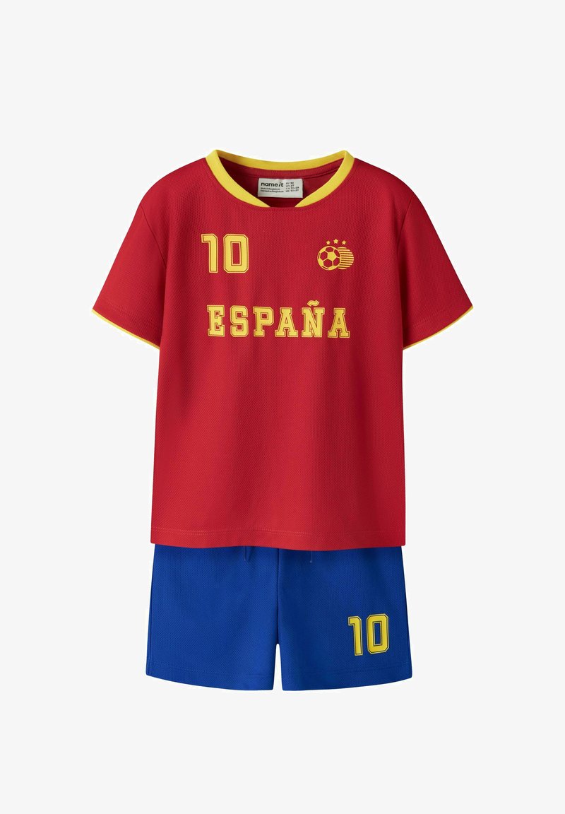 Maillot de football rouge de l’Espagne avec bordure jaune, numéro 10 et emblème de balle, associé à un short bleu également numéroté 10 en jaune.