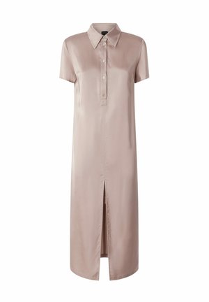 Vestido camisero de satén en suave beig, con cuello, mangas cortas, cierre de botones en la parte delantera y una abertura frontal. Textura suave con un diseño fluido.