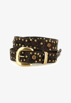 Cintura in pelle marrone scuro con motivo floreale in rilievo, borchie color oro e una grande fibbia arrotondata in ottone.