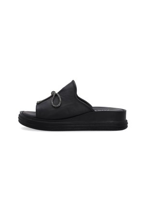 Sort slippersandal med tyk sål og blød overdel, der har en dekorativ sort rebslynge ovenpå.