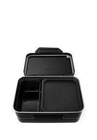 Zwarte bento-box met een verwijderbare deksel en drie compartimenten: één grote rechthoekige sectie en twee kleinere secties voor veelzijdigheid.