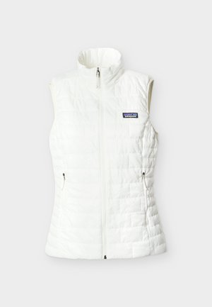 Baltas be rankovių pūstas liemenė su užtrauktuku, stovinčiu apykakle ir dviem šoninėmis kišenėmis su užtrauktukais, krūtinėje yra mažas Patagonia logotipas.