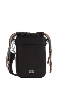 Mała czarna torba na ramię z zapięciem na ściągacz, wzorzyste pomarańczowo-szare sznurki, srebrne zapięcia oraz logo "BIMBA Y LOLA" z przodu.