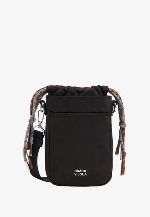 Pequeño bolso negro de bandolera con cierre de cordón, cuerdas con estampado naranja y gris, cierres plateados y logo "BIMBA Y LOLA" en el frontal.