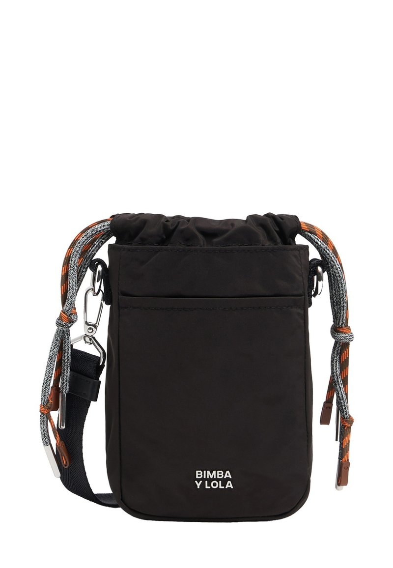Mała czarna torba na ramię z zapięciem na ściągacz, wzorzyste pomarańczowo-szare sznurki, srebrne zapięcia oraz logo "BIMBA Y LOLA" z przodu.