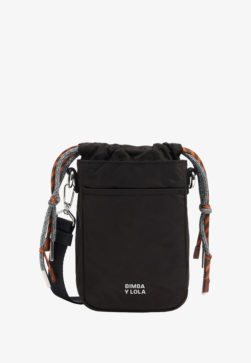 Mała czarna torba na ramię z zapięciem na ściągacz, wzorzyste pomarańczowo-szare sznurki, srebrne zapięcia oraz logo "BIMBA Y LOLA" z przodu.