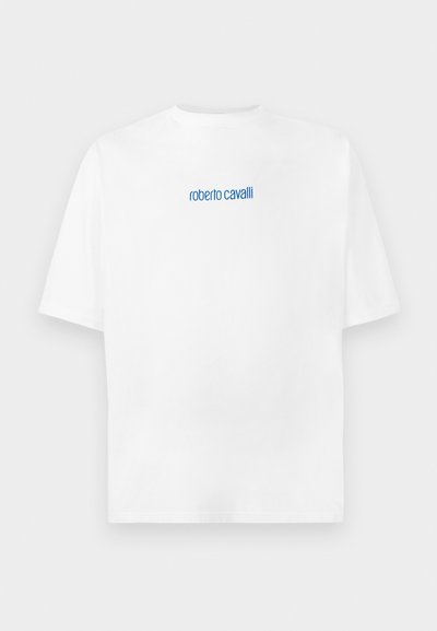 Balts īsām piedurknēm T-krekls ar "roberto cavalli" maziem ziliem burtiem centrā uz krūšu, vienkāršs fons.