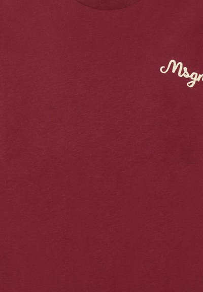 Bordowa bawełniana koszulka z okrągłym dekoltem i małym białym haftem w kształcie napisu "Msg" na piersi. Miękka struktura, casualowy design.