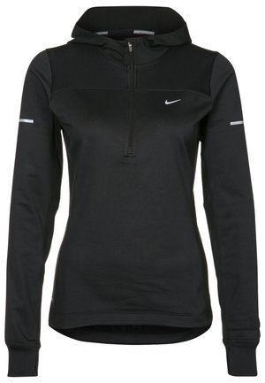 Czarna, długorękawowa koszulka do biegania Nike z zamkiem błyskawicznym z przodu, kapturem, odblaskowymi paskami na rękawach oraz małym białym logo Nike Swoosh na piersi.