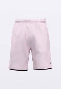 Hellrosa Sportshorts mit elastischem Bund, kontrastierendem schwarzen Rand und einem kleinen grünen Logo auf der unteren linken Seite.