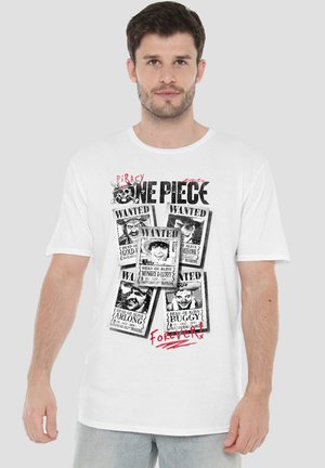Mann trägt weißes T-Shirt mit schwarzen und roten "One Piece" Anime-Fahndungsplakaten von Charakteren, darunter Monkey D. Luffy, Buggy und Arlong.