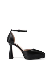 Scarpa nera in pelle con tacco alto, cinturino alla caviglia, punta quadrata e tacco spesso, dotata di una piattaforma per maggiore altezza e stabilità.