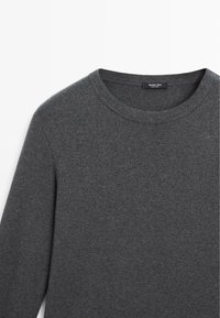 Dunkelgrauer, langärmeliger Pullover aus weichem Material. Hat einen runden Ausschnitt und keine Muster. Etikett ist im Kragen sichtbar.