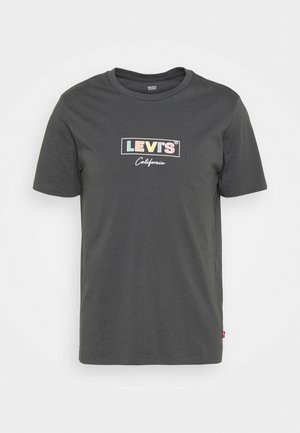 Mørkegrå Levi's T-shirt med korteærmer, rund hals og "LEVI'S California" logo i pastelfarver på brystet.