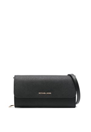 Schwarze Michael Kors Crossbody-Tasche mit strukturierter Oberfläche und Klappverschluss, goldenes Logo mittig auf der Vorderseite und dünnem verstellbarem Schulterriemen.