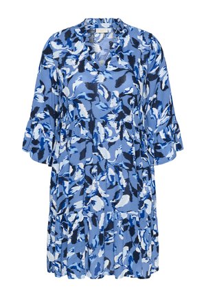 Blommönstrad klänning i nyanser av blått, med v-ringning, volangärmar och en lager-på-lager kjol designad i ett lätt tyg.