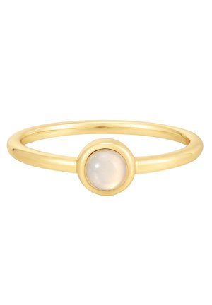 Anello d'oro con una pietra opalescente liscia e rotonda incastonata in un castone. La fascia è elegante e lucida, con un design semplice.