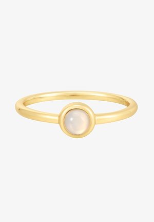 Goldring mit einem glatten, runden opalartigen Stein, der in einer Fassung eingesetzt ist. Der Ringband ist schlank und poliert, mit einem schlichten Design.