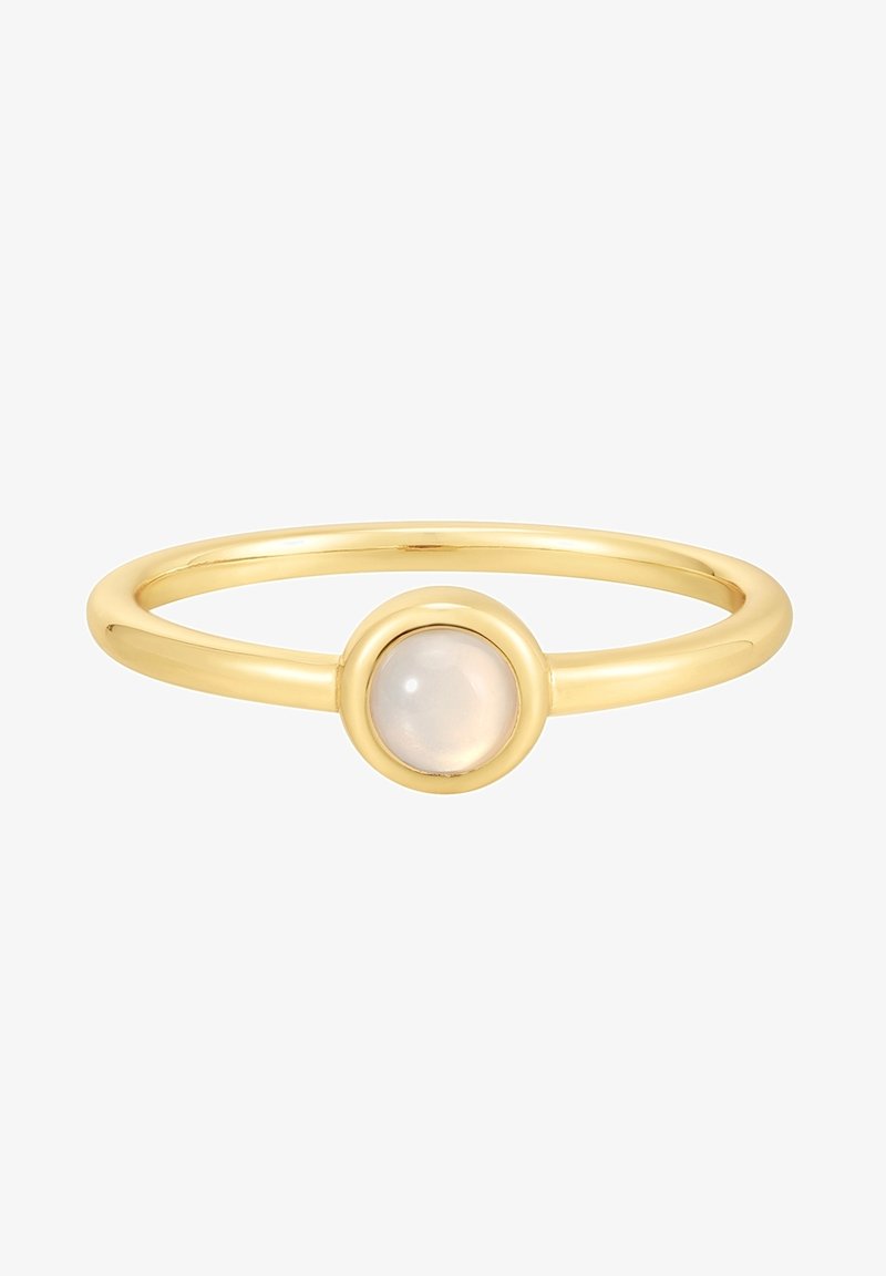 Arany gyűrű sima, kerek opálos követtel, amely egy foglalatba van állítva. A karika elegáns és fényes, egyszerű dizájnnal.