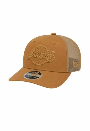 Braune Los Angeles Lakers Baseballkappe mit Mesh-Rückseite und gesticktem Logo vorne, leicht seitlich auf weißem Hintergrund gezeigt.