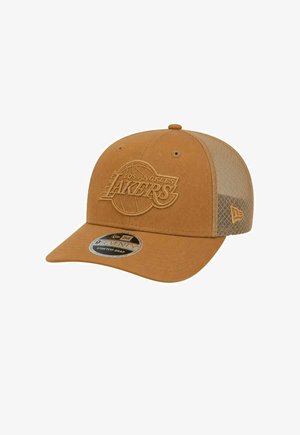 Brązowa czapka baseballowa Los Angeles Lakers z siateczkowym tyłem i naszytym logo z przodu, pokazana pod lekkim kątem na białym tle.
