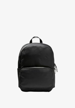 Zaino in nylon nero con superficie liscia, forma arrotondata, maniglia superiore e tasca frontale con zip. Presenta un branding minimalista sul lato.