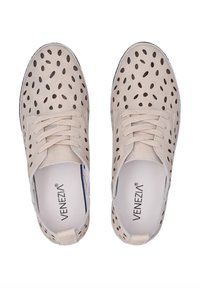 Beige perforované kožené boty s šněrováním, kontrastními tmavými oválnými výřezem a hladkým vnitřním podšíváním.