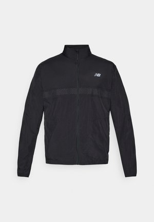 Jachetă ușoară neagră cu guler înalt, fermoar complet și panou perforat contrastant la piept. Prezintă logo-ul New Balance pe partea stângă.