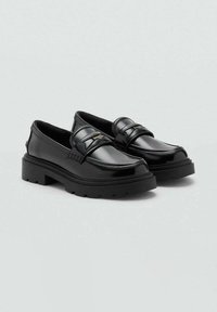 Loafers negre cu finisaj lucios, dotati cu o curea larga peste partea superioara, talpa din cauciuc cu un profil gros, texturat si cusaturi minimale.